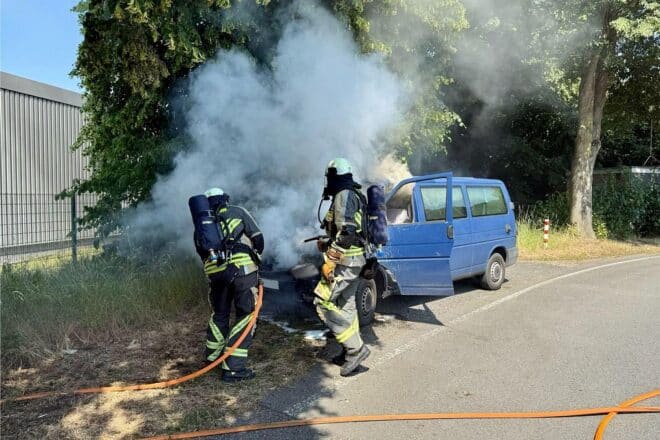 Kleinbus in Hünxe-Bucholtwelmen in Brand geraten