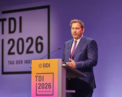 Lars Klingbeil spricht auf einer Konferenz über China und digitale Infrastruktur in Europa.