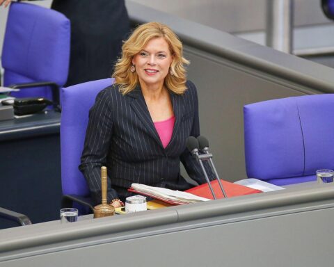 Julia Klöckner beim Ermahnen der Bundesregierung zur pünktlichen Beantwortung parlamentarischer Anfragen.