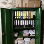 Aktenschrank symbolisiert geheime Dokumente und politische Kontroversen um Korrespondenz und Aufklärung.