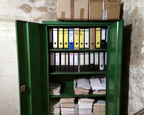 Aktenschrank symbolisiert geheime Dokumente und politische Kontroversen um Korrespondenz und Aufklärung.