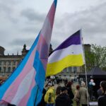 Protestierende Menschen in Berlin fordern Veränderungen beim Selbstbestimmungsgesetz zur Geschlechtsidentität.