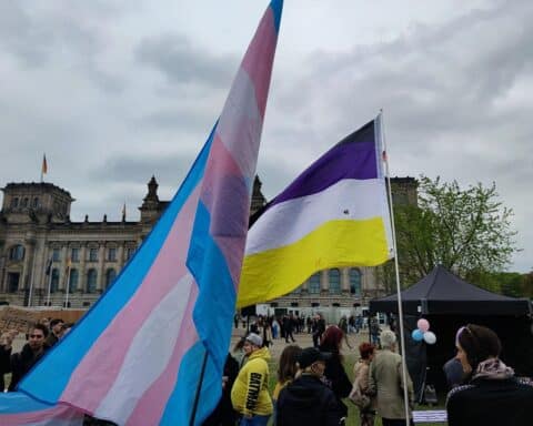 Protestierende Menschen in Berlin fordern Veränderungen beim Selbstbestimmungsgesetz zur Geschlechtsidentität.