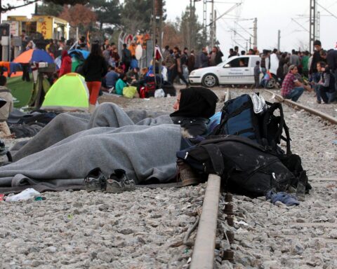 Flüchtlinge auf der Balkanroute, symbolisierend die aktuelle Diskussion zur Migration und Asylpolitik.