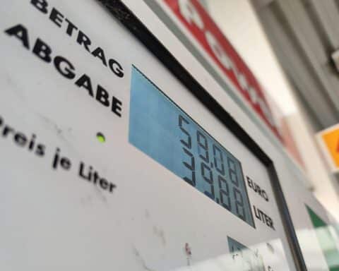 Zapfsäule mit Preistafeln für Super E10 und Diesel, symbolisiert sinkende Kraftstoffpreise in Deutschland.