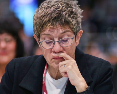 Annegret Kramp-Karrenbauer diskutiert CDU-Krisen und Erwartungen an die neue Regierung.