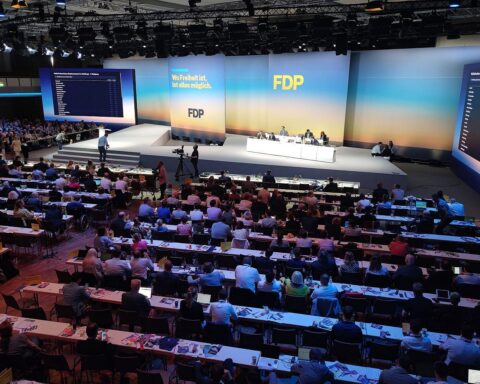 FDP-Parteitag mit Marie-Agnes Strack-Zimmermann und Wolfgang Kubicki, symbolisiert Vielfalt und Diskussion.