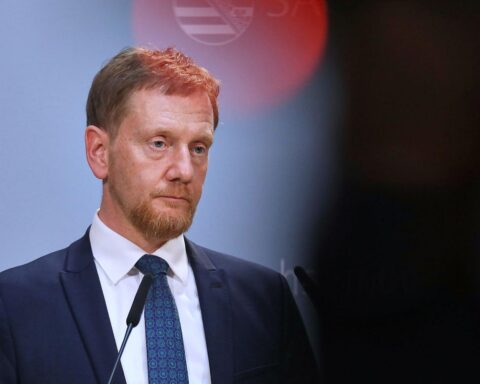 Michael Kretschmer, Sachsen, warnt vor AfD-Macht, Brandmauer als Metapher für politische Sicherheit.