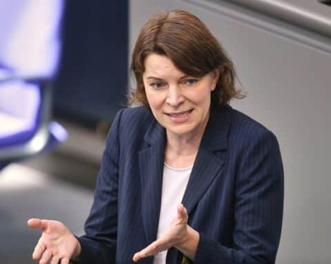 Emmi Zeulner fordert Pflegereform, kritisiert Rentenpunktkürzungen und plädiert für Risikoausgleich.