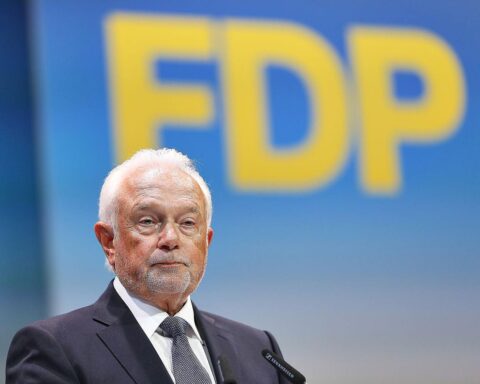 Wolfgang Kubicki spricht auf einer Bühne über die Ziele der FDP in Sachsen-Anhalt.