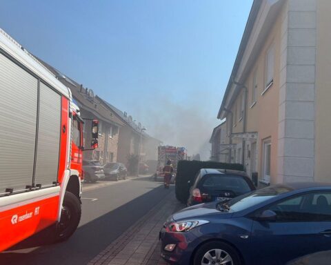 Feuerwehr löscht Küchenbrand in Düren, Fensterscheiben bersten durch Hitze. Bewohner evakuiert.