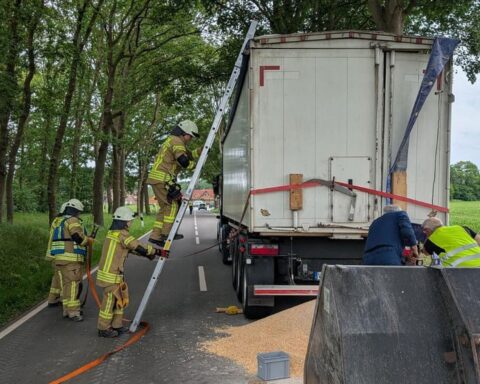 Lkw mit Spanngurten gesichert, Feuerwehr im Einsatz zur Unfall-Bergung auf der Straße.