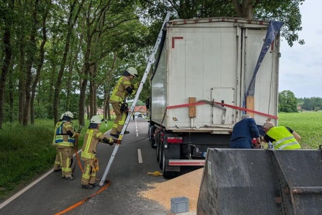 LKW beschädigt Auflieger auf der Huntloser Straße – Feuerwehr Littel sichert Ladung