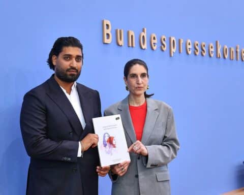 Illustration mit steigenden Statistiken über antimuslimische Vorfälle, Menschen in Diskussion, klare Botschaften gegen Rassismus.