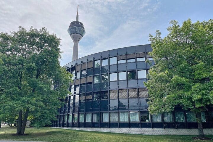 Zukunftstechnologien studierende Studierende, Gebäude der FH Aachen, Digitalisierung, KI und Robotik.