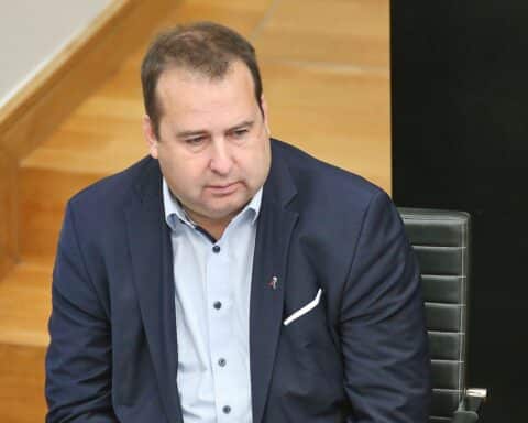 Gesundheitsminister Magnus Jung kritisiert Pflegereform: Mehr Belastungen für Pflegebedürftige und Angehörige.