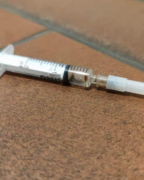 Eine Heroin-Spritze auf einem Tisch, symbolisiert den neuen Drogentestansatz in Schleswig-Holstein.