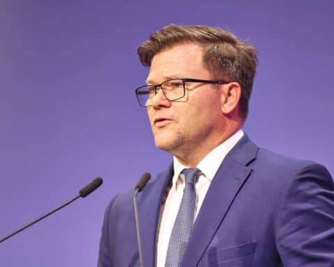 Politiker Carsten Schneider diskutiert Hitzeschutz und Finanzierungsfragen mit Kritik des Deutschen Landkreistags.