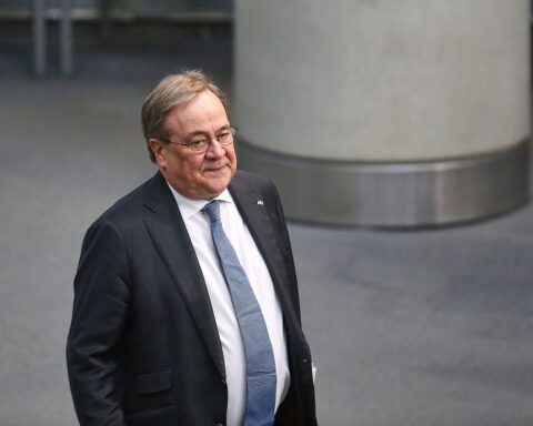Armin Laschet erläutert kritisch den Iran-Deal und fordert anhaltende westliche Kritik.