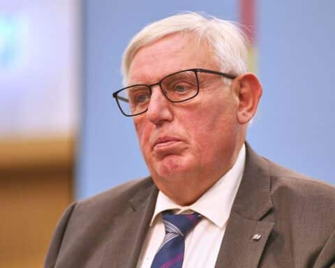 Karl-Josef Laumann diskutiert Pflegepolitik und Reformen zur Pflegeversicherung in Nordrhein-Westfalen.