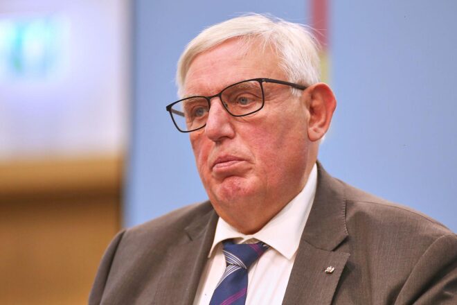 Laumann begrüßt Pflegereform – Kritik an Aussetzung von Tariftreue