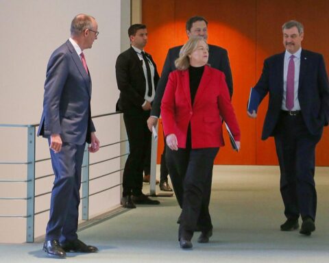 Olaf Lies bei Pressekonferenz: Warnung vor übereilten Beschlüssen und Forderung nach klaren Reformen.