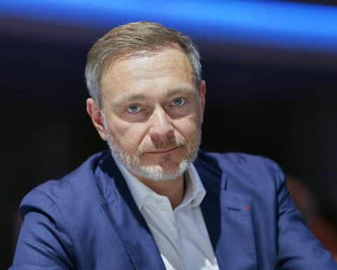 Christian Lindner kritisiert Rentenkommission: Gesetzespaket unwahrscheinlich, sucht neue Herausforderungen.