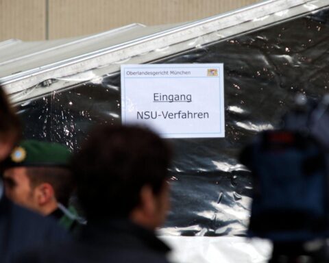 Eingang zum Strafjustizzentrum München, Symbol für den NSU-Prozess und rechtsterroristische Ermittlungen.