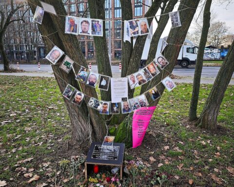 Gedenkveranstaltung für verstorbene Obdachlose, symbolisierende Kerzen und Menschen in Solidarität.
