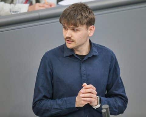 Politiker Luke Hoß diskutiert dringend notwendigen Richtungswechsel im Sexualstrafrecht für mehr Konsens.