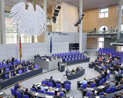 Abgeordnete im Bundestag: Hohe Altersbezüge nach kurzer Amtszeit. Ungleichheit zur durchschnittlichen Rente.