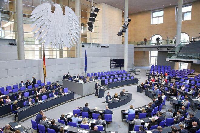 Linke kritisiert Altersbezüge von Abgeordneten als zu hoch
