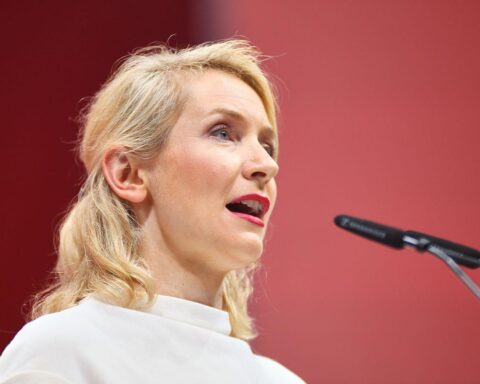 Ines Schwerdtner kritisiert Wohngeldkürzungen in Berlin, symbolisiert durch eine leidenschaftliche Rede.