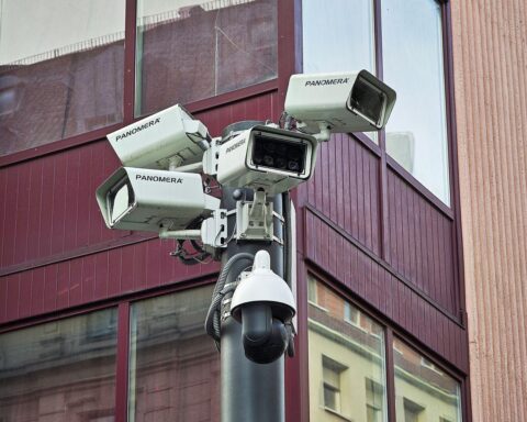 Überwachungskameras symbolisieren den Konflikt zwischen Sicherheit und Freiheit im neuen Polizeigesetz.