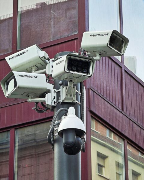 Überwachungskameras symbolisieren den Konflikt zwischen Sicherheit und Freiheit im neuen Polizeigesetz.