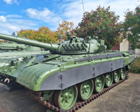Panzer T-72. Militär versus Frieden: Forderung nach Investitionen in Bildung und soziale Infrastruktur.