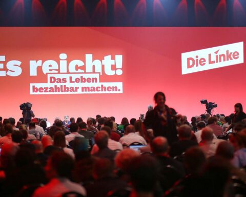 Linke Parteimitglieder diskutieren Leitanträge und Gehaltsdeckel auf Bundesparteitag in Potsdam.