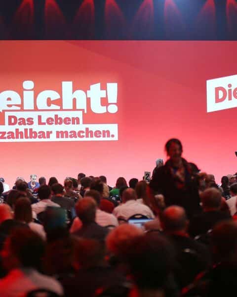 Linke Parteimitglieder diskutieren Leitanträge und Gehaltsdeckel auf Bundesparteitag in Potsdam.