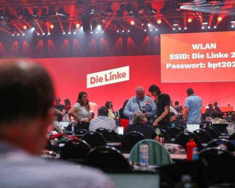Delegierte der Linkspartei diskutieren energisch über Politik und Wahlen auf ihrem Parteitag in Potsdam.