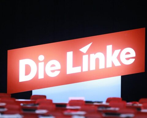Linke Protestaktion: Menschen auf der Straße, Schilder gegen Sozialkürzungen, Ines Schwerdtner spricht.