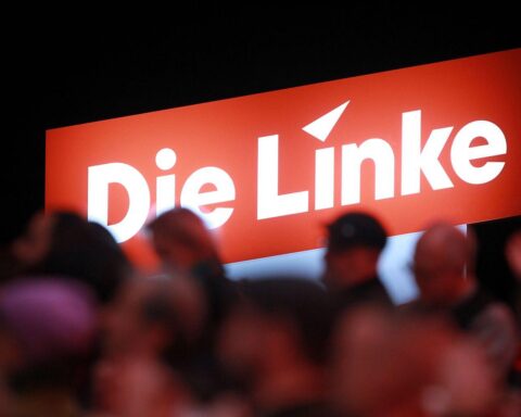 Dynamisches Parteitreffen mit jüngeren Mitgliedern, Diskussionen über Zukunft und neue Programme.
