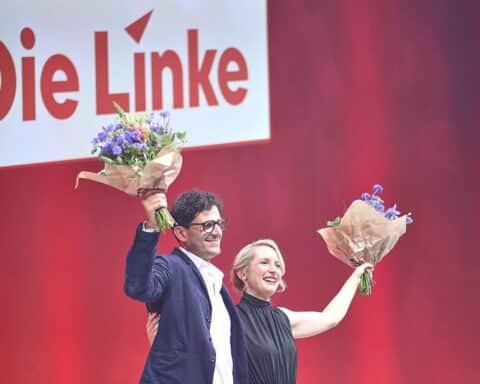 Luigi Pantisano und Ines Schwerdtner, neue Doppelspitze der Linkspartei, auf Parteitag in Potsdam.
