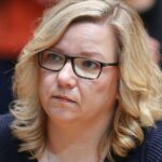 Katja Mitteldorf fordert klare Finanzierung für Thüringer Kultur, während Fördermittel ausbleiben.