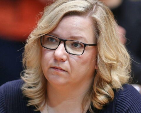 Katja Mitteldorf fordert klare Finanzierung für Thüringer Kultur, während Fördermittel ausbleiben.