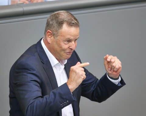 Christian Görke kritisiert Bundeskanzler Merz nach dessen WM-Kommentar zur Nationalmannschaft.
