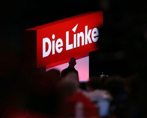 23 Abgeordnete der Linken fordern Gehaltsdeckel-Debatte auf Bundesparteitag abzusagen.