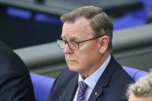 Bodo Ramelow, Bundestagsvizepräsident, kritisiert geplante Gehaltsdeckelung der Linken auf Parteitagsveranstaltung.