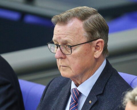 Bodo Ramelow, Bundestagsvizepräsident, kritisiert geplante Gehaltsdeckelung der Linken auf Parteitagsveranstaltung.
