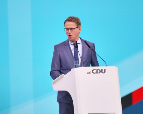 Carsten Linnemann diskutiert Meinungsfreiheit und Streichung des Paragrafen zur Politikerbeleidigung.