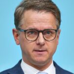 Carsten Linnemann kritisiert Steuerlast auf Mittelschicht, fordert Entlastung und gibt wirtschaftliche Warnungen.